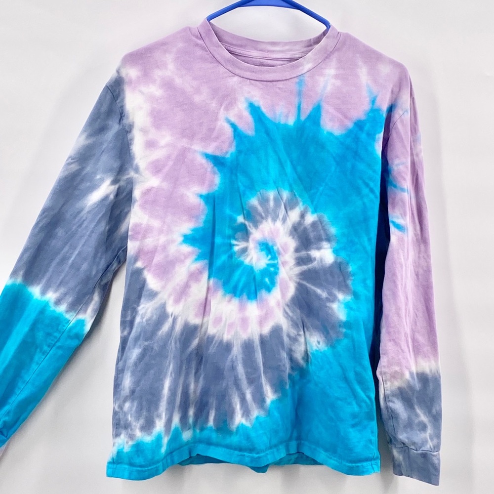 Turquoise tie-dye long sleeve T-shirt also